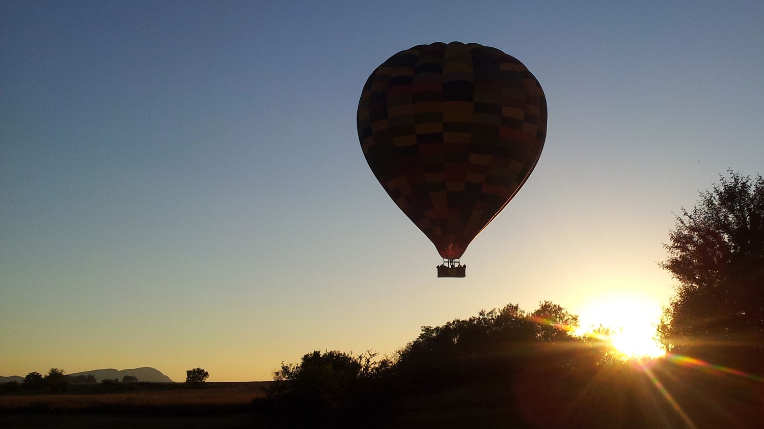 Bill-Harrops-original-balloon-safari-balloon-rising.jpg
